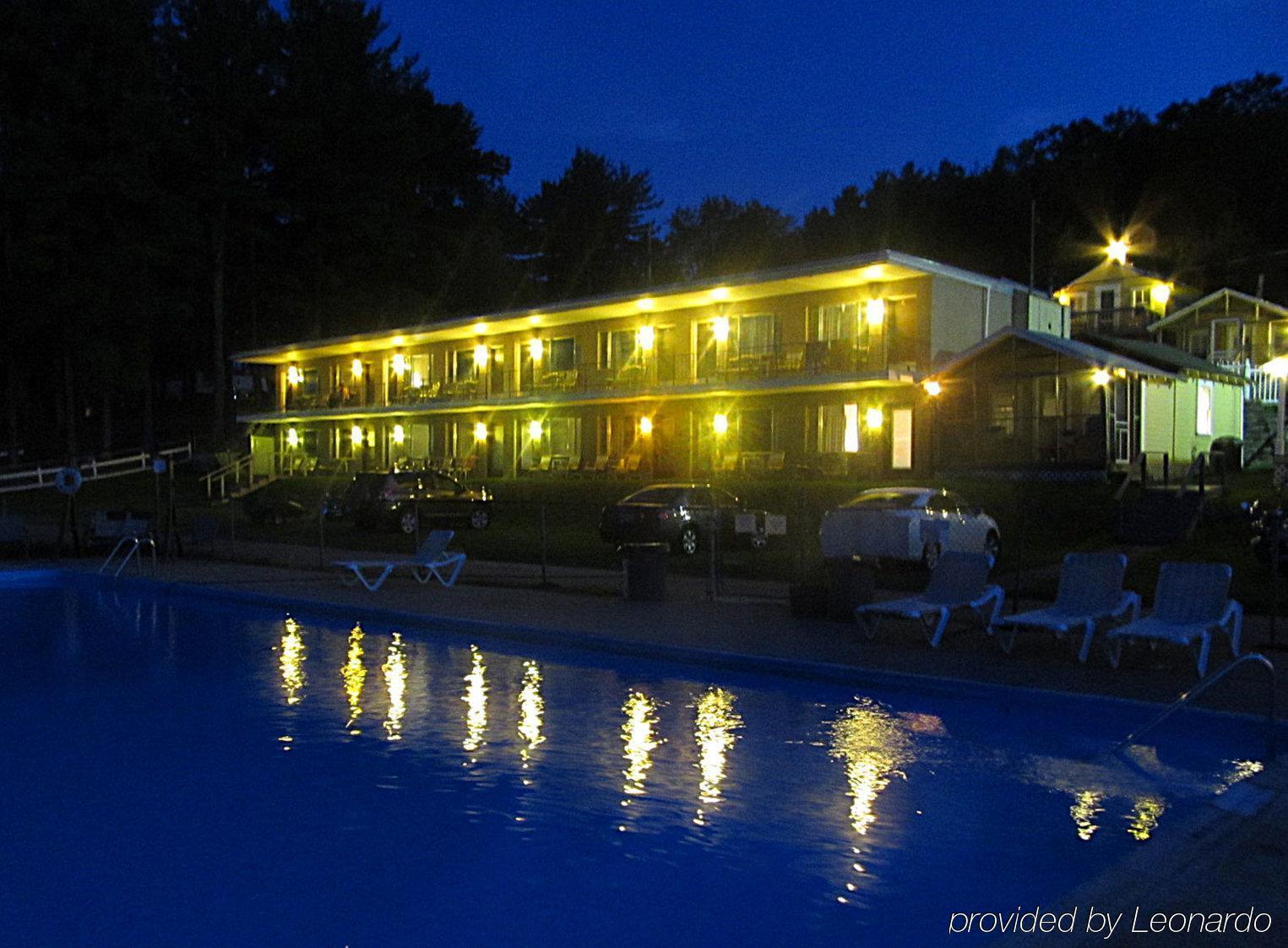 Half Moon Motel & Cottages Вейрз-Біч Екстер'єр фото